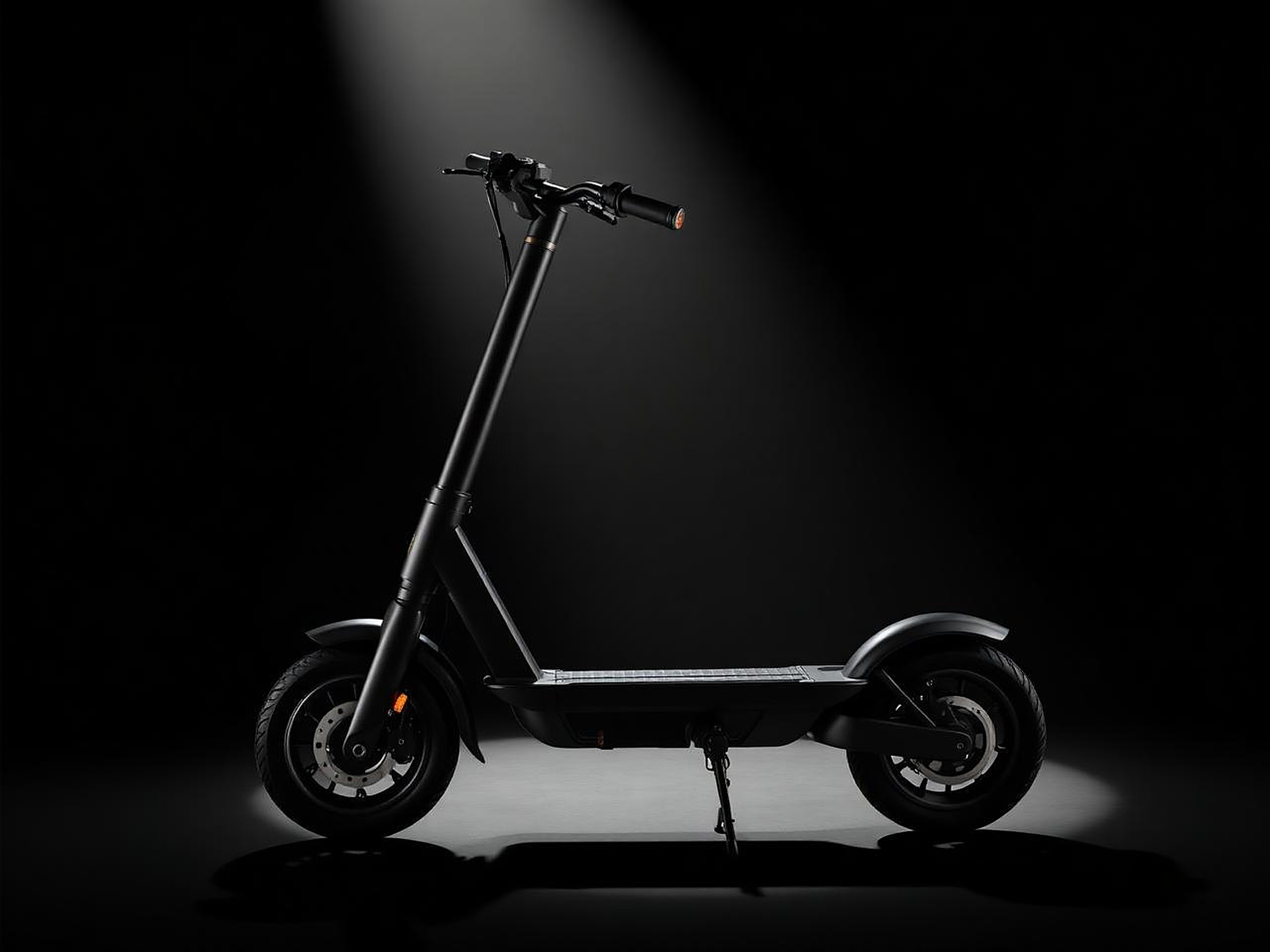Patinetes Elétricos LUVVE — Mobilidade ágil para distâncias curtas e médias.